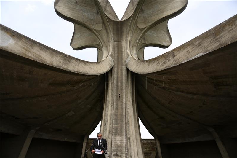 Komemoracija žrtvama logora Jasenovac kod skulpture "Cvijet" u Spomen Parku Jasenovac