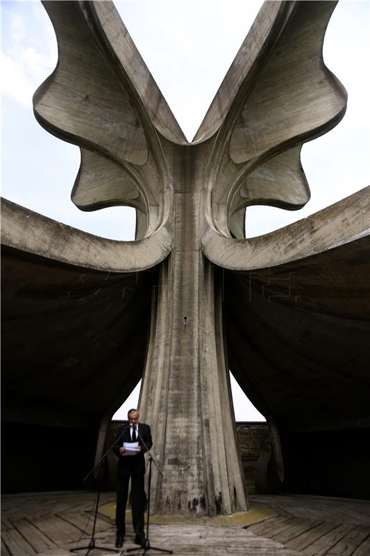 Komemoracija žrtvama logora Jasenovac kod skulpture "Cvijet" u Spomen Parku Jasenovac