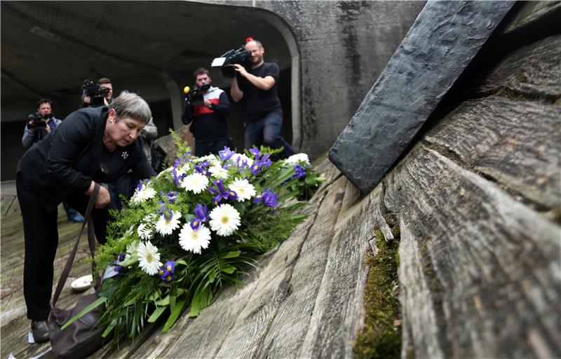 Komemoracija žrtvama logora Jasenovac kod skulpture "Cvijet" u Spomen Parku Jasenovac