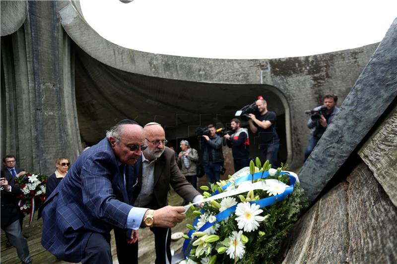 Komemoracija žrtvama logora Jasenovac kod skulpture "Cvijet" u Spomen Parku Jasenovac