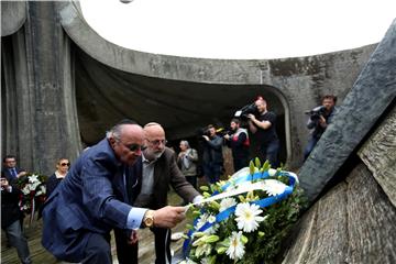 Komemoracija žrtvama logora Jasenovac kod skulpture "Cvijet" u Spomen Parku Jasenovac