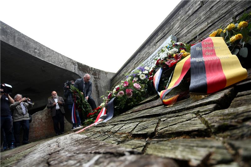 Komemoracija žrtvama logora Jasenovac kod skulpture "Cvijet" u Spomen Parku Jasenovac