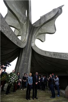 Komemoracija žrtvama logora Jasenovac kod skulpture "Cvijet" u Spomen Parku Jasenovac