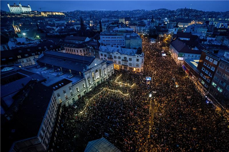 Slovaci ponovno na ulicama, traže nove ostavke 