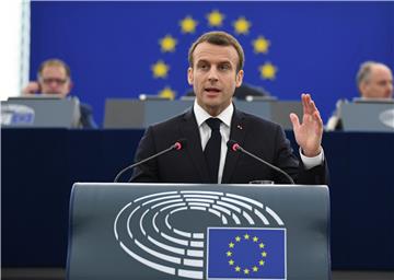 Macron poručio da ne treba odustati od Europe i njenog modela demokracije