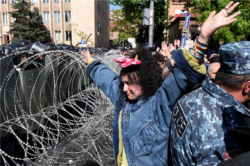 U Armeniji najmanje 10.000 prosvjednika protiv bivšeg predsjednika imenovanog premijerom