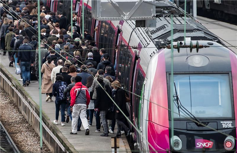 Francuski željezničari nastavljaju štrajk 