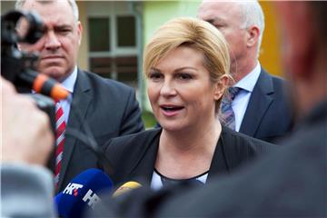 Predsjednica Grabar-Kitarović odgovarala na novinarska pitanja u Kninu