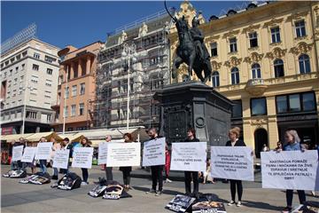 Performans "Ili žmiriš, ili si za kastraciju"