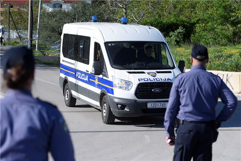 Policija savladala muškarca u kući u Kaštel Sućurcu i okončala krizu