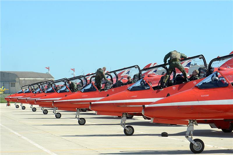 Akrobatska grupa RAF-a Red Arrows posjetila Krila Oluje