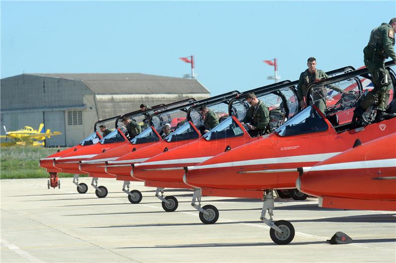 Akrobatska grupa RAF-a Red Arrows posjetila Krila Oluje