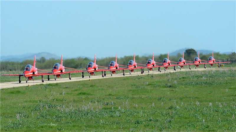 Akrobatska grupa RAF-a Red Arrows posjetila Krila Oluje