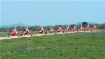 Akrobatska grupa RAF-a Red Arrows posjetila Krila Oluje