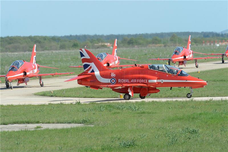 Akrobatska grupa RAF-a Red Arrows posjetila Krila Oluje