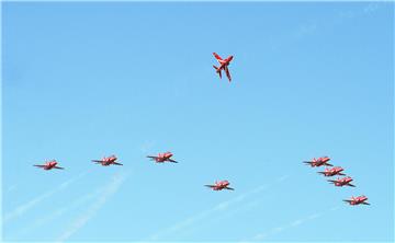 Akrobatska grupa RAF-a Red Arrows posjetila Krila Oluje