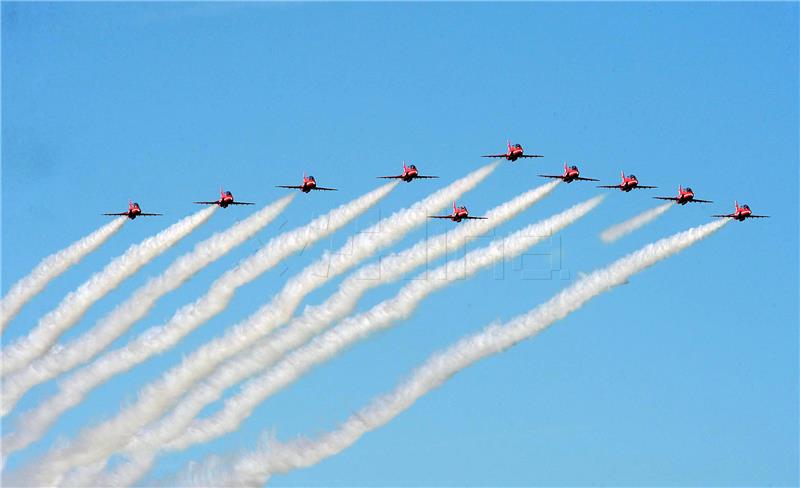 Akrobatska grupa RAF-a Red Arrows posjetila Krila Oluje