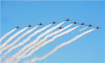 Akrobatska grupa RAF-a Red Arrows posjetila Krila Oluje