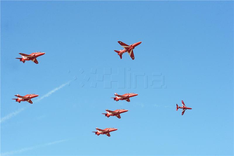 Akrobatska grupa RAF-a Red Arrows posjetila Krila Oluje