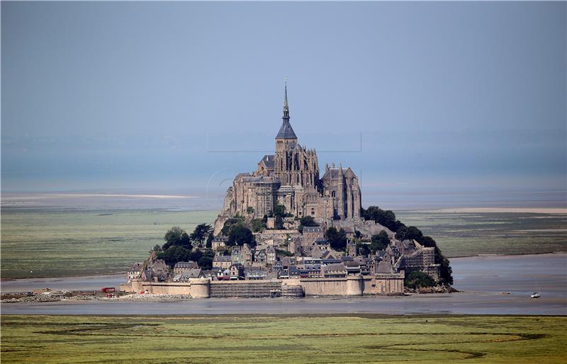 Mont Saint-Michel evakuiran zbog muškarca koji prijeti policiji