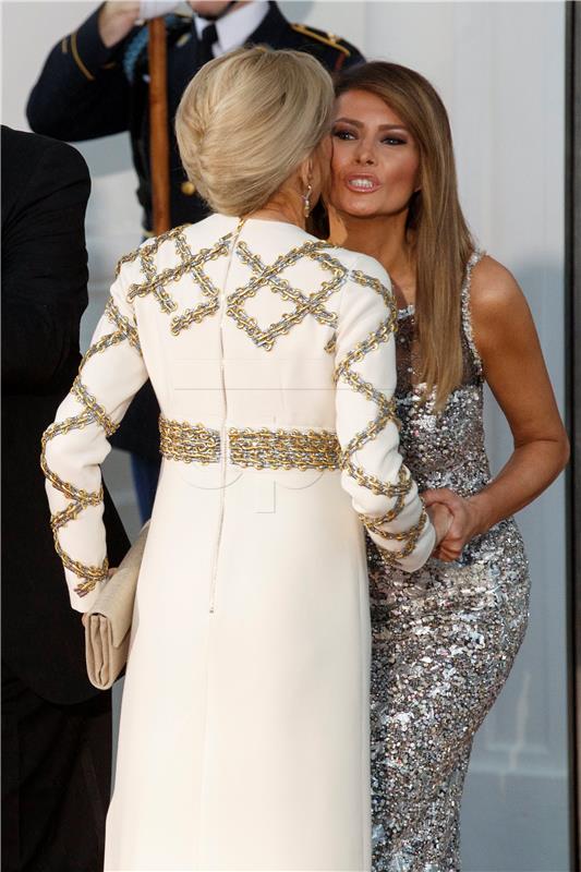 Na državnoj večeri Melania Trump u Chanelu, Brigitte Macron u Vuittonu