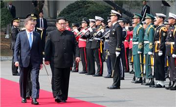 Susretom Kima i Moona počeo povijesni summit dvije Koreje