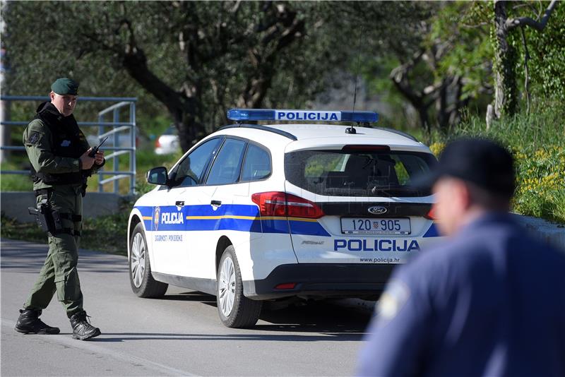 U Splitu ozlijeđena četiri policajca, ranjen provalnik