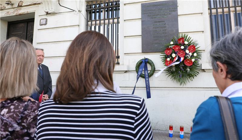 Položeni su vijenci i zapaljene svijeće ispred Spomen ploče civilima stradalim prilikom raketiranja Zagreba