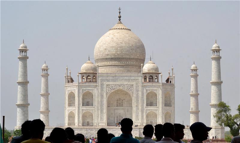 INDIA TAJ MAHAL CHANGING COLOUR