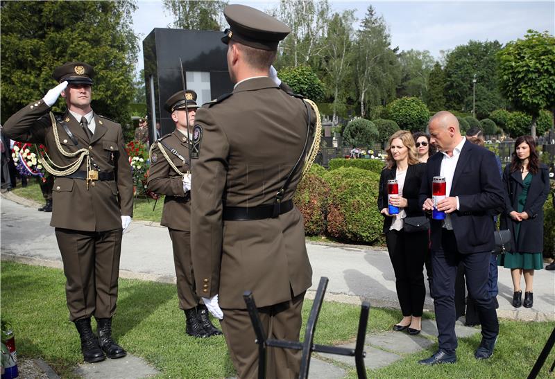 Vijenci na grobnici Gojka Šuška u povodu 20. obljetnice njegove smrti