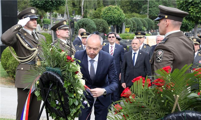 Vijenci na grobnici Gojka Šuška u povodu 20. obljetnice njegove smrti