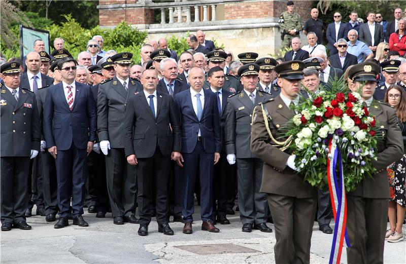 Vijenci na grobnici Gojka Šuška u povodu 20. obljetnice njegove smrti