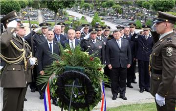 Vijenci na grobnici Gojka Šuška u povodu 20. obljetnice njegove smrti