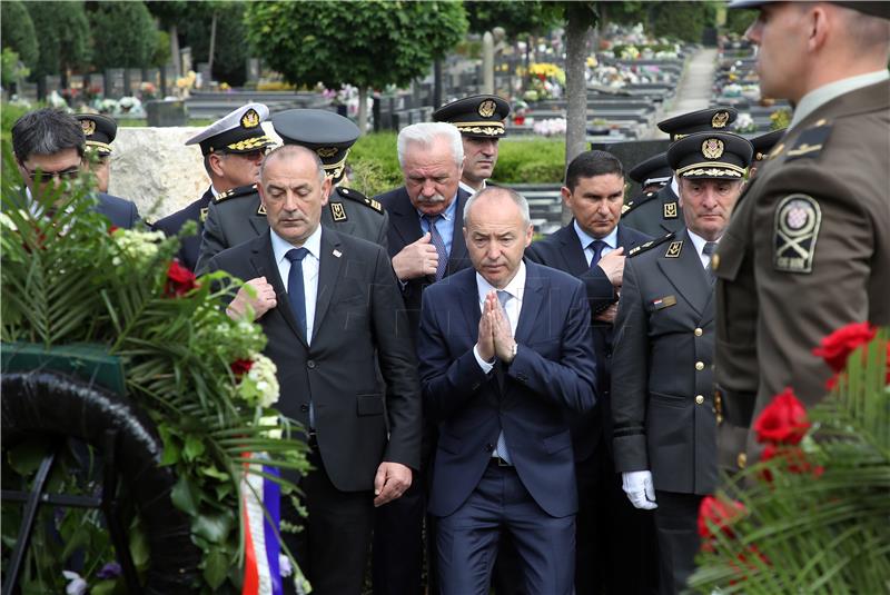 Vijenci na grobnici Gojka Šuška u povodu 20. obljetnice njegove smrti