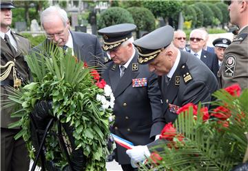 Vijenci na grobnici Gojka Šuška u povodu 20. obljetnice njegove smrti