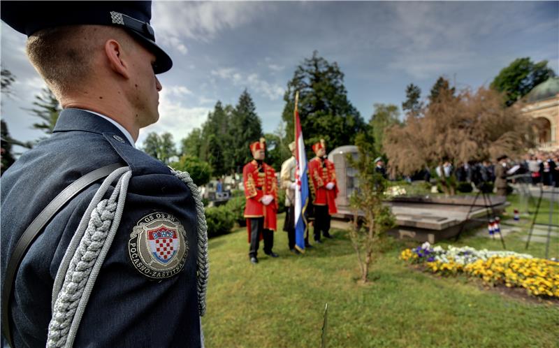 Vijenci na grobnici Gojka Šuška u povodu 20. obljetnice njegove smrti