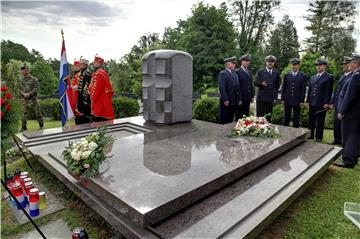 Vijenci na grobnici Gojka Šuška u povodu 20. obljetnice njegove smrti