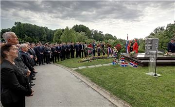 Vijenci na grobnici Gojka Šuška u povodu 20. obljetnice njegove smrti