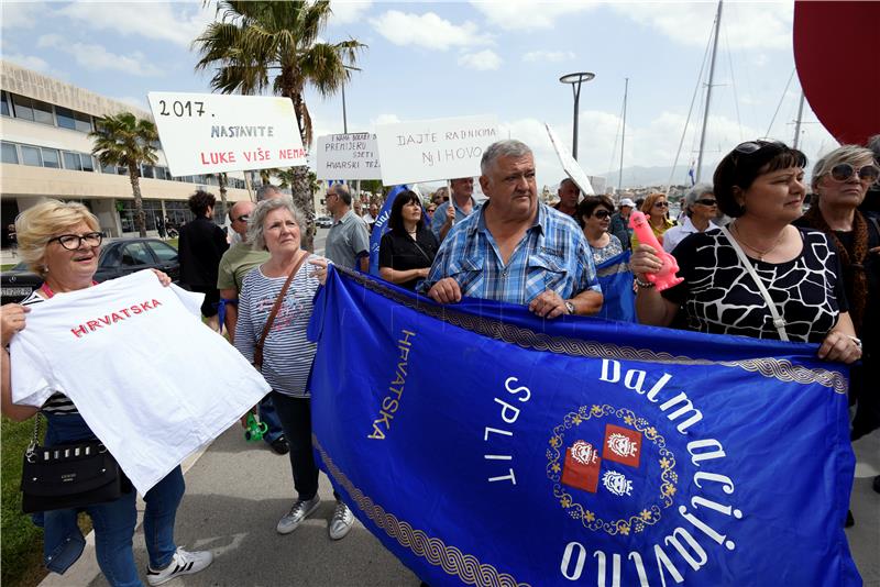 Dalmacijavino workers protest in front of building during cabinet meeting