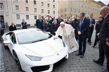 Lamborghini pape Franje 12. svibnja na dražbi u Monacu