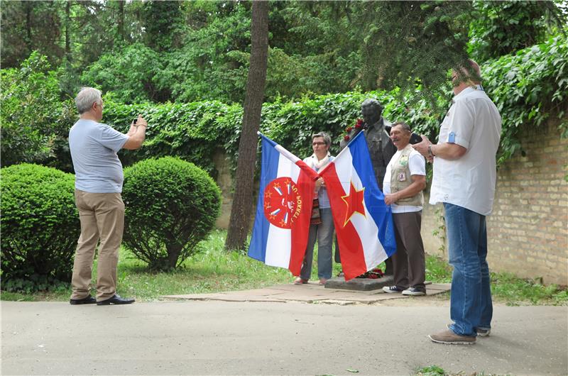 Oko 2.000 ljudi iz cijele bivše Jugoslavije odalo poštu Titu uz 38. obljetnicu smrti