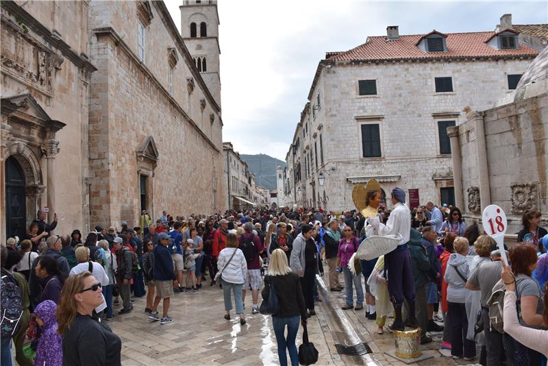 Turisti u povijesnoj jezgri Dubrovnika