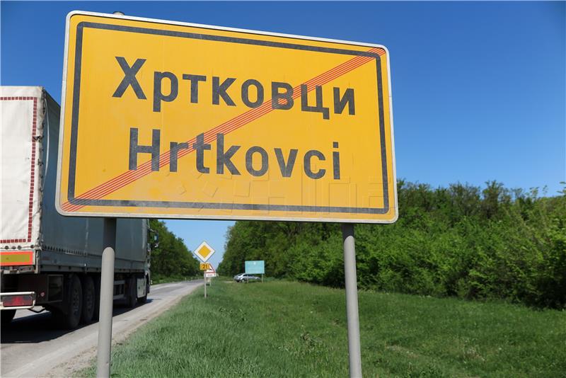 Serbian police block access to Hrtkovci