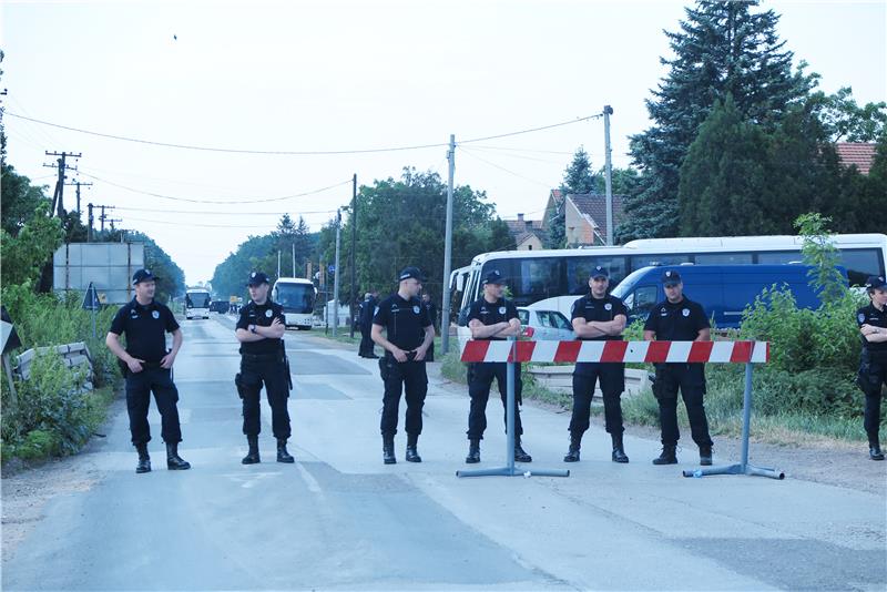 × Barikade za Šešelja, policija potpuno blokirala sve prilaze Hrtkovcima