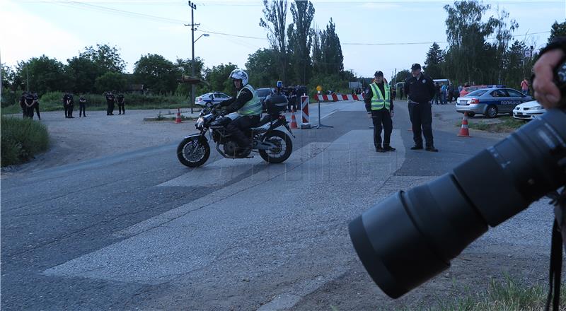 × Barikade za Šešelja, policija potpuno blokirala sve prilaze Hrtkovcima