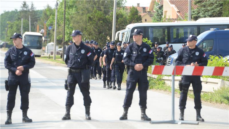 Barikade za Šešelja, policija potpuno blokirala sve prilaze Hrtkovcima