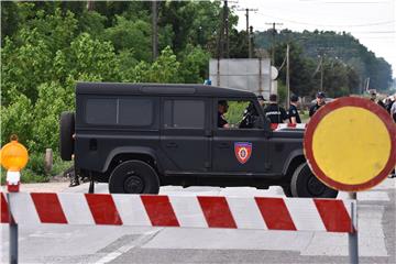 Barikade za Šešelja, policija potpuno blokirala sve prilaze Hrtkovcima