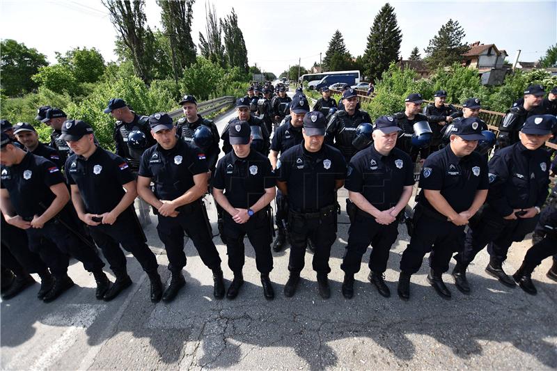 Barikade za Šešelja, policija potpuno blokirala sve prilaze Hrtkovcima