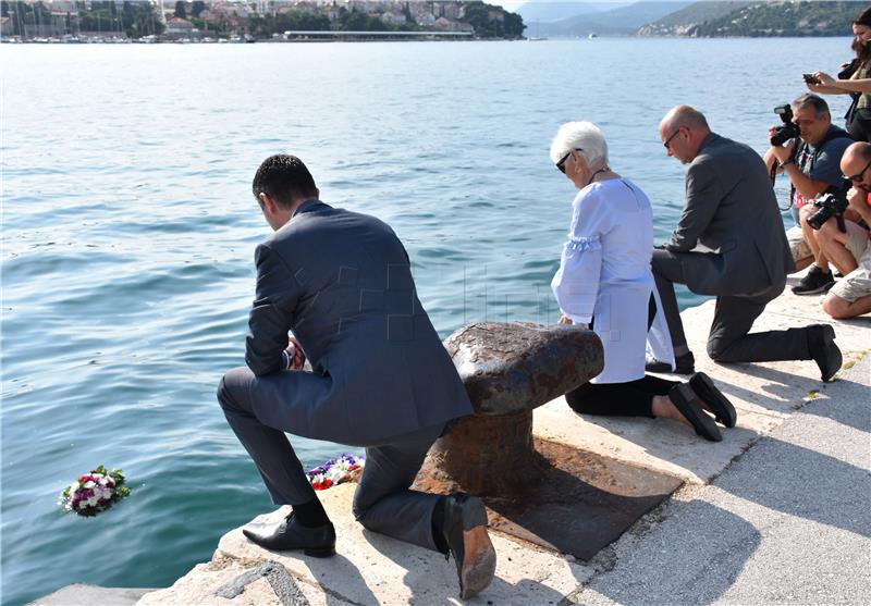 U povodu 26. obljetnice potonuća „Aurore“ u more položeni vijenci