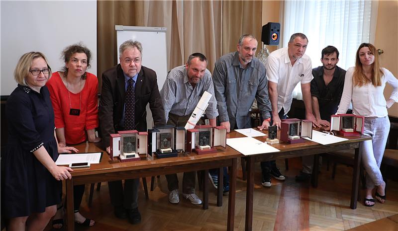 Konferencija za medije novinara koji vraćaju nagrade HND-u